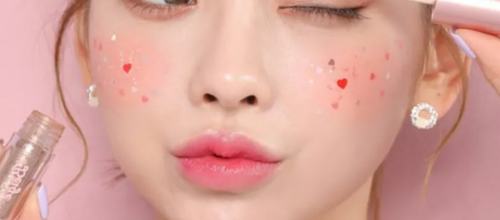 Корейская косметика макияж — девушка наносит декоративную косметику, K-Beauty продукты для лица