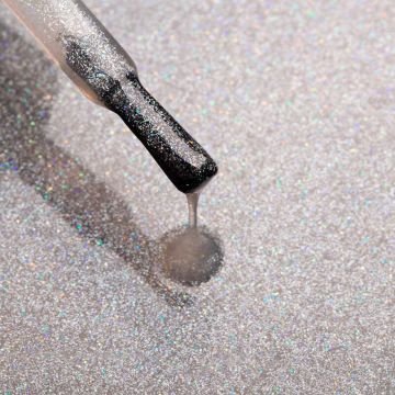 Топ для гель-лака без липкого слоя Couture Colour Glare Top Coat 01 с серебристо-переливающимися шиммерами Топ для гель-лака без липкого слоя Couture Colour Glare Top Coat 01 с серебристо-переливающимися шиммерами